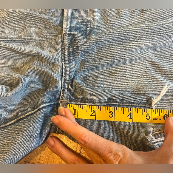 Levi’s frayed denim short with 5 in inseam - Picture 4 of 4